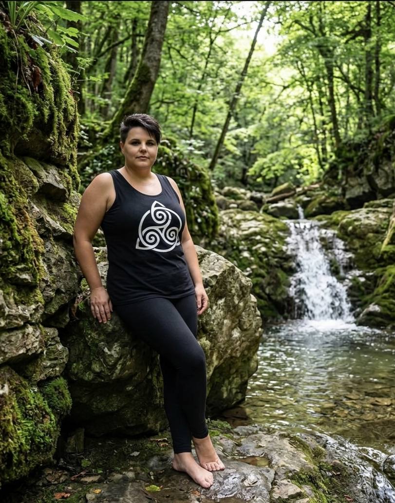 Sandra Schüler-Kaiser, Hexe Cassiopeia, barfuß an einem Bach im grünen Wald